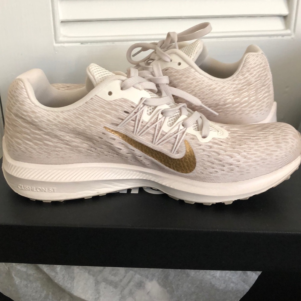 White and gold Nike running shoes - Picture 3 of 4